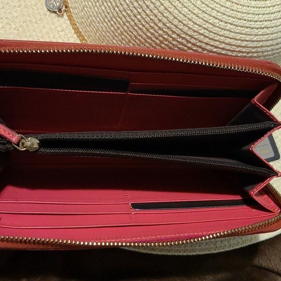 💯 Authentic Fendi zippy wallet 🍀 - Picture 8 of 12